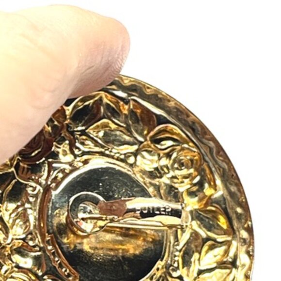 VINTAGE BUTLER ORNATE GOLD TONE LARGE DISC FLORAL EARRINGS PURPLE RESIN ROUND - Picture 14 of 15